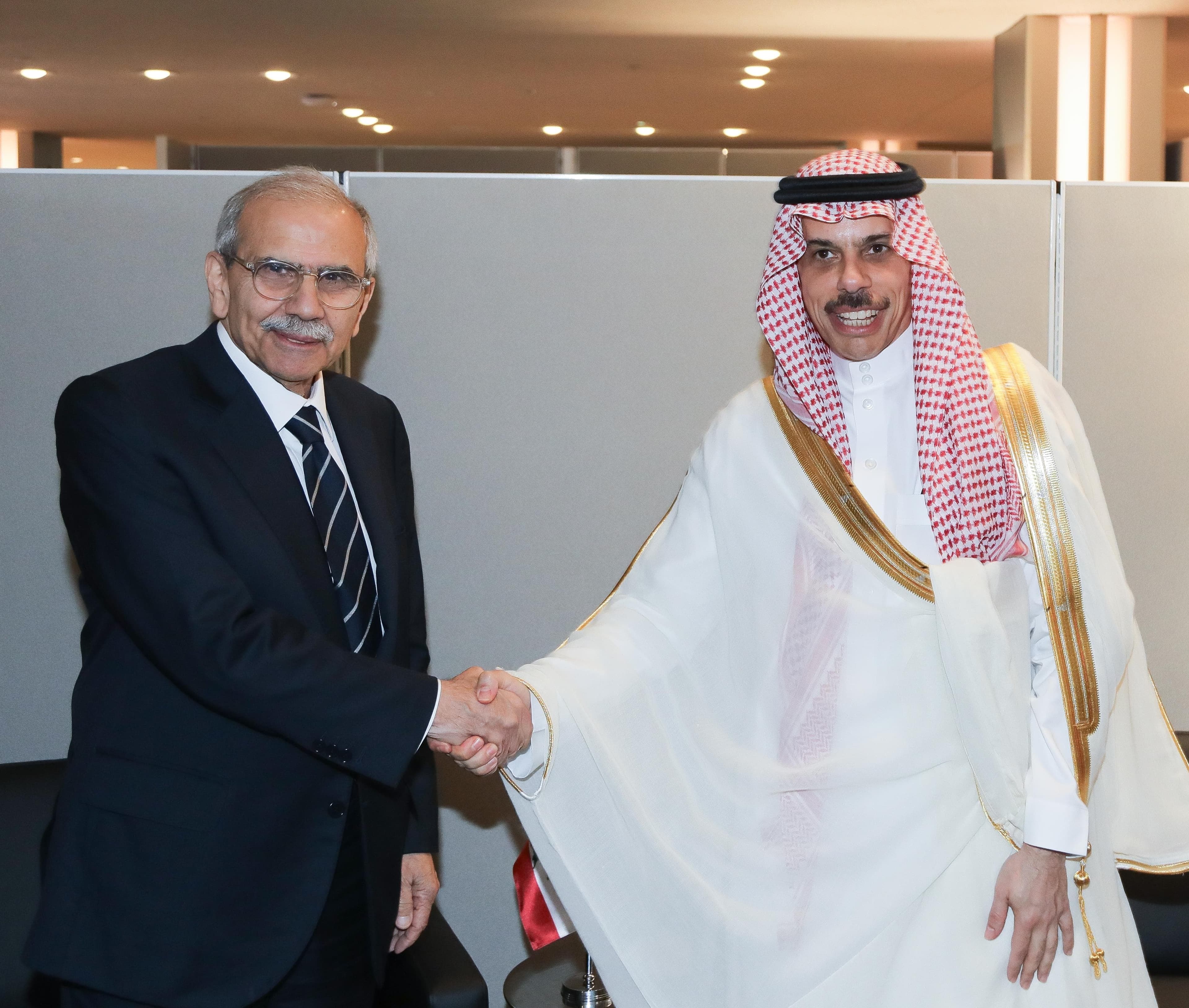سلام يلتقي "بن فرحان".. ويبحثان تعزيز العلاقات