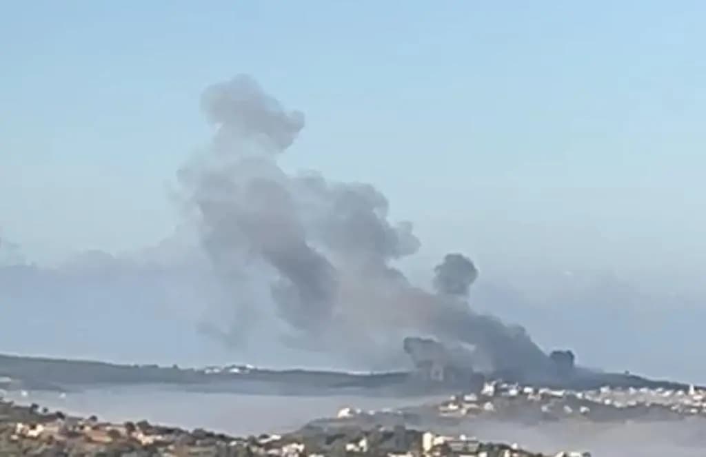 مراسل الأفضل نيوز في الجنوب: الطيران الحربي المعادي نفذ غارة جوية استهدفت منطقة زراعية فارغة في المرج الجنوبي جنوب بلدة ميس الجبل واقتصرت الأضرار على الماديات