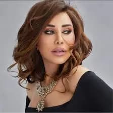 "كلن انحشروا يسوقو اليوم".. نجوى كرم تقود سيارتها في شوارع بيروت