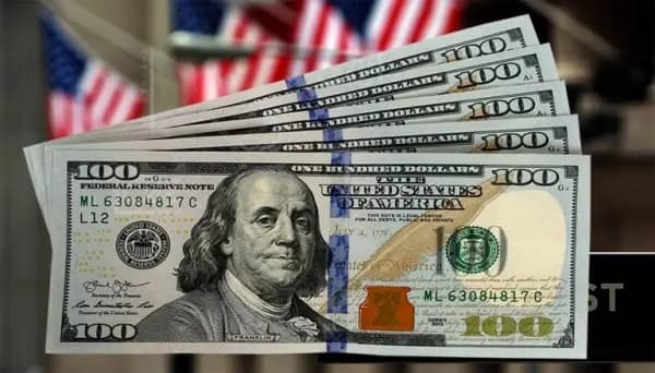 انخفاض طفيف بسعر الدولار