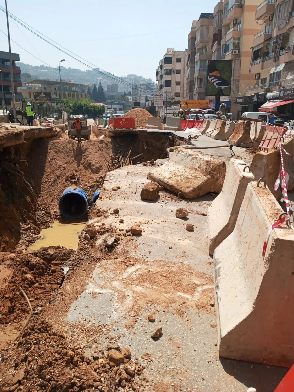 التحكم المروري: قطع طريق ‎كفرشيما باتجاه ‎الشويفات بسبب انخساف الطريق وتحويل السير باتجاه الطرقات الفرعية