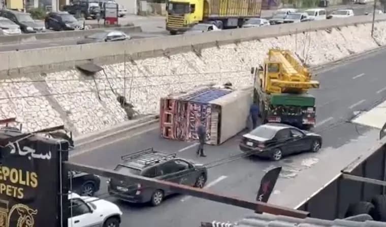 انقلاب شاحنة على اوتوستراد جونية باتجاه بيروت والعمل جار على رفعها