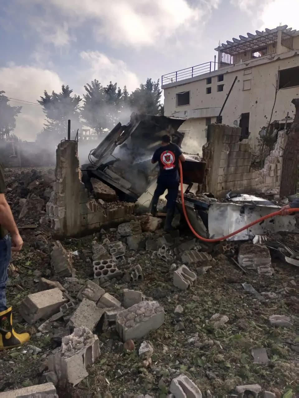 مراسل الأفضل نيوز: غارة صهيونية استهدفت منزلاً في بلدة بنت جبيل دمرته بالكامل