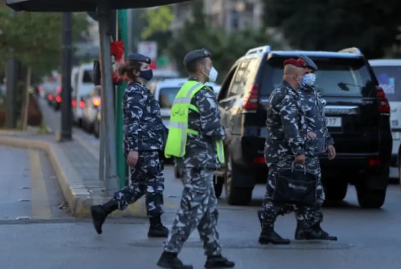 مطلوب بجرائم عدّة في قبضة الأمن