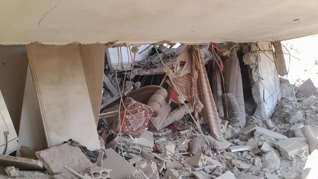 الطيران الحربي المعادي شن قرابة الثانية والنصف من فجر اليوم غارة على أحد المنازل في الحارة الشرقية لبلدة رب ثلاثين ودمره