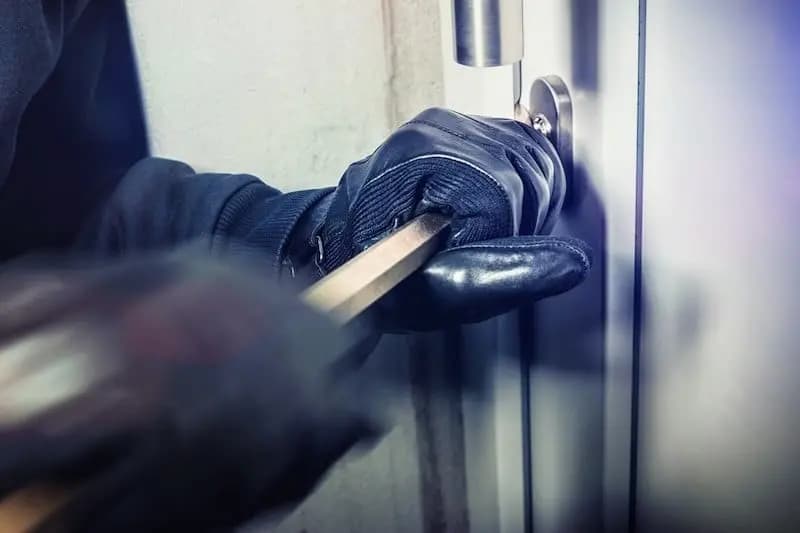 "أكثر من 100 ألف دولار".. تُسرق من بلاط جبيل