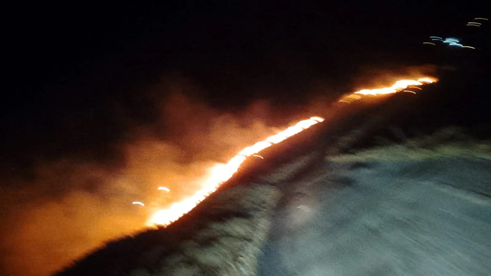 مراسل الأفضل نيوز: حريق كبير في الجبل بين المريجات ومكسة وفرق الدفاع المدني تعمل على إخماده