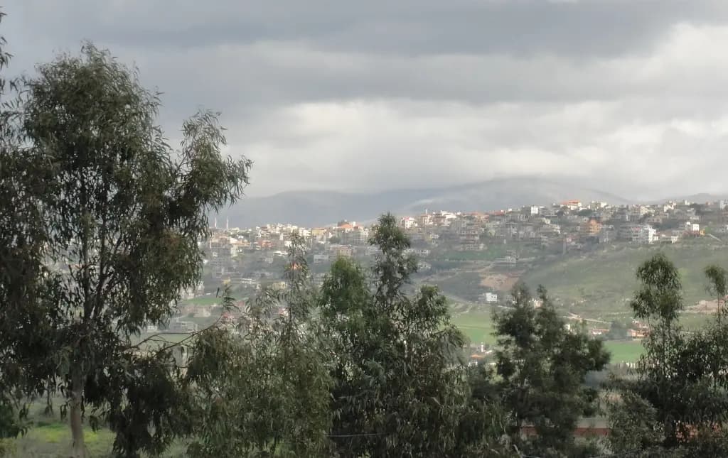 العدو يستهدف منزلًا في الخيام