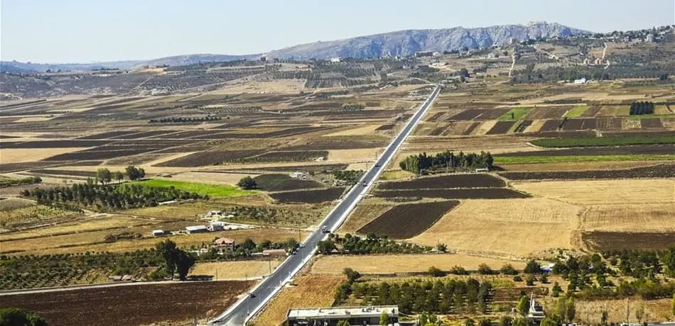 العدو يستهدف سيارة في الخيام