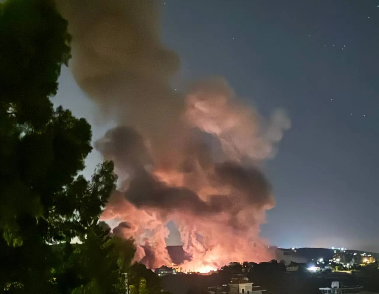 غارات عنيفة فجرًا... ما آخر التطورات في الجنوب؟