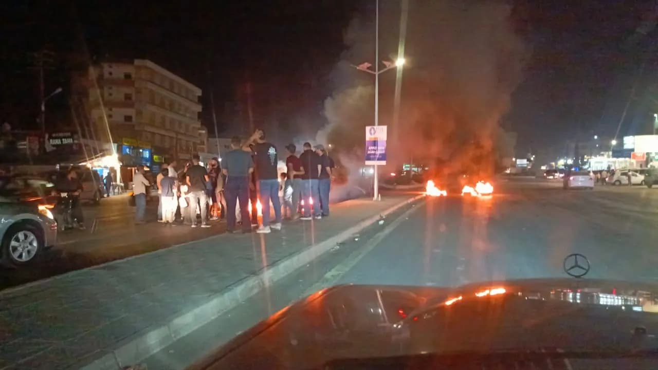 قطع طريق دورس دوار الجبلي بالإطارات المشتعلة من قبل العسكريين المتقاعدين