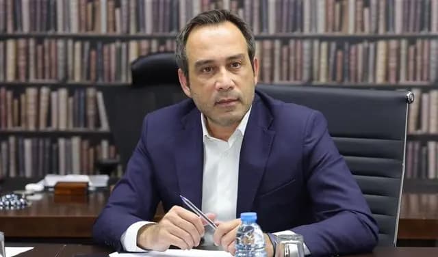 خطوة "لافتة" من نبيل بدر