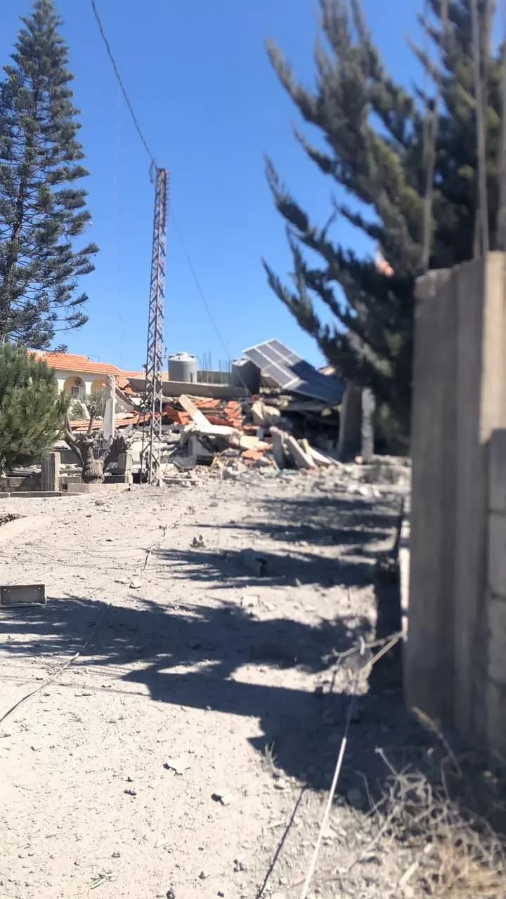 العدو الصهيوني يستهدف منزلا في بلدة انصار ويدمره بالكامل