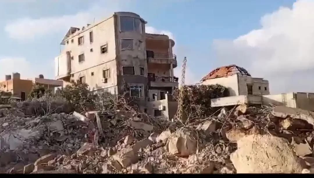 غارة معادية تستهدف منزلاً في بلدة صديقين