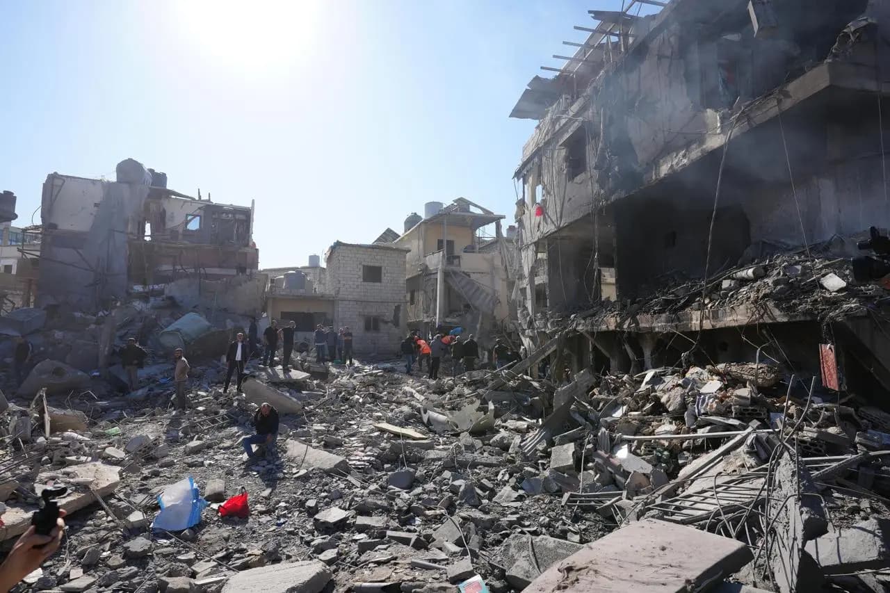 بالصور.. دمار هائل في الجناح وأعمال رفع الأنقاض مستمرة