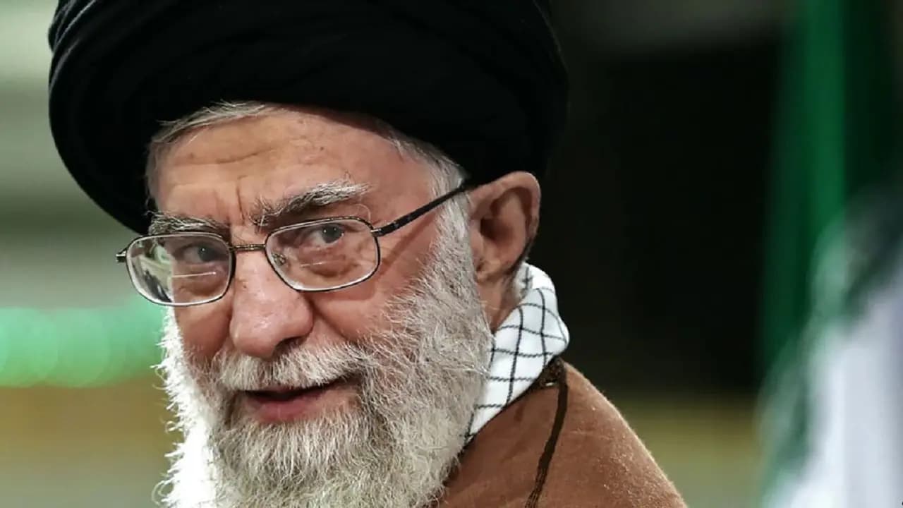 بعد يوم من افتتاحه.. حساب خامنئي بالعبرية أغلق!