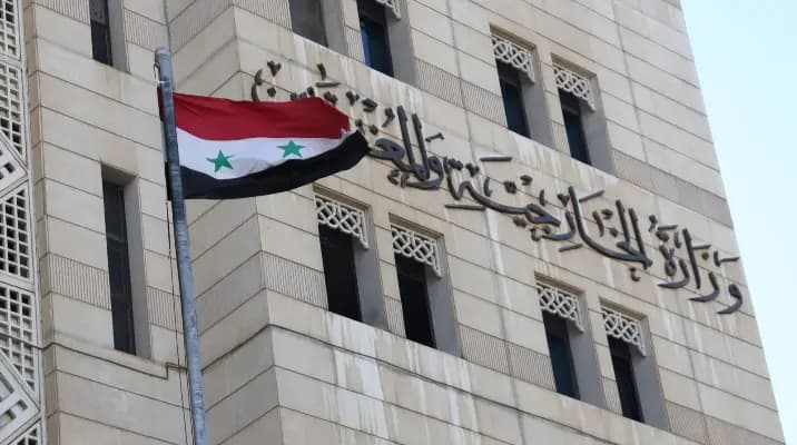 "سياسة عقاب جماعي".. سوريا تدين حظر عمل الأونروا