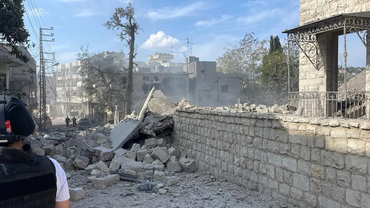 العدو يدمر مبانيَ تراثية في النبطية