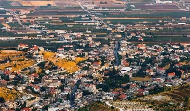 بعد الغارة على بدنايل.. الدفاع المدني يتحرك لرفع الأنقاض