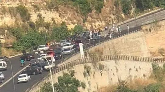 بالصورة: قطع طريق القبة في طرابلس من قبل بعض المحتجين