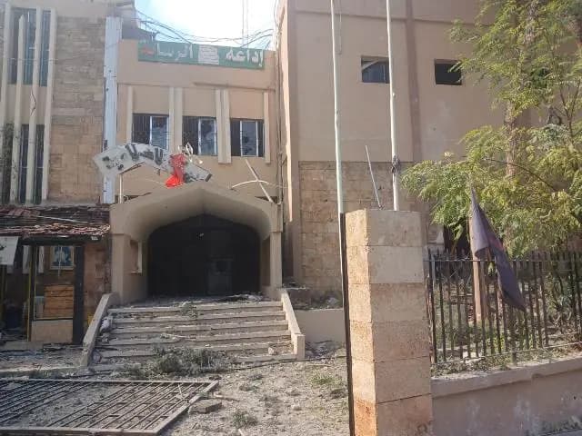 الحـ.ـزب يدين استهداف مبنى إذاعة الرسالة: جزء من سلسلة الإرهـ.ـاب الممنهج