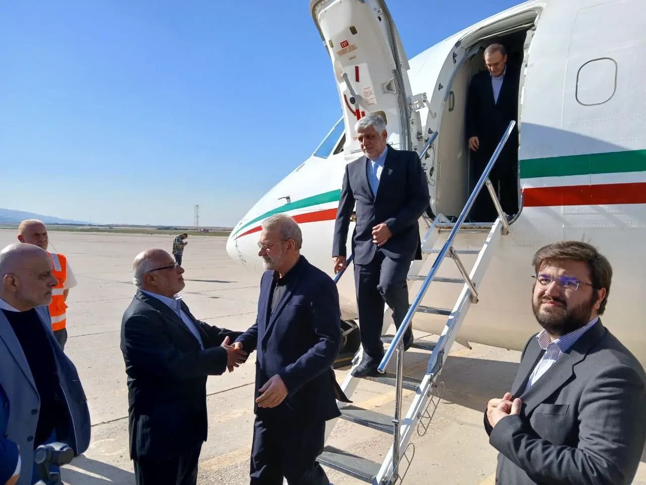 للقاء كبار المسؤولين .. لاريجاني يصل إلى بيروت