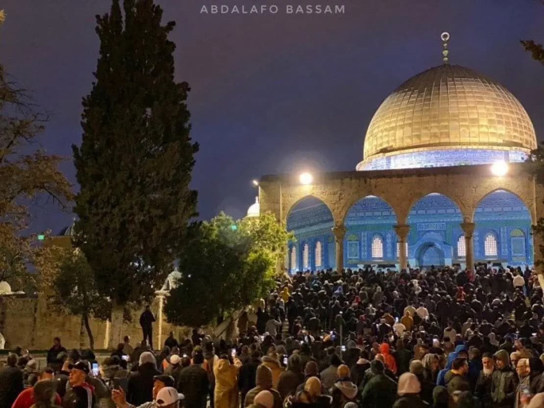الآلاف من المصلين يؤدون صلاة فجر الجمعة في المسجد الأقصى المبارك