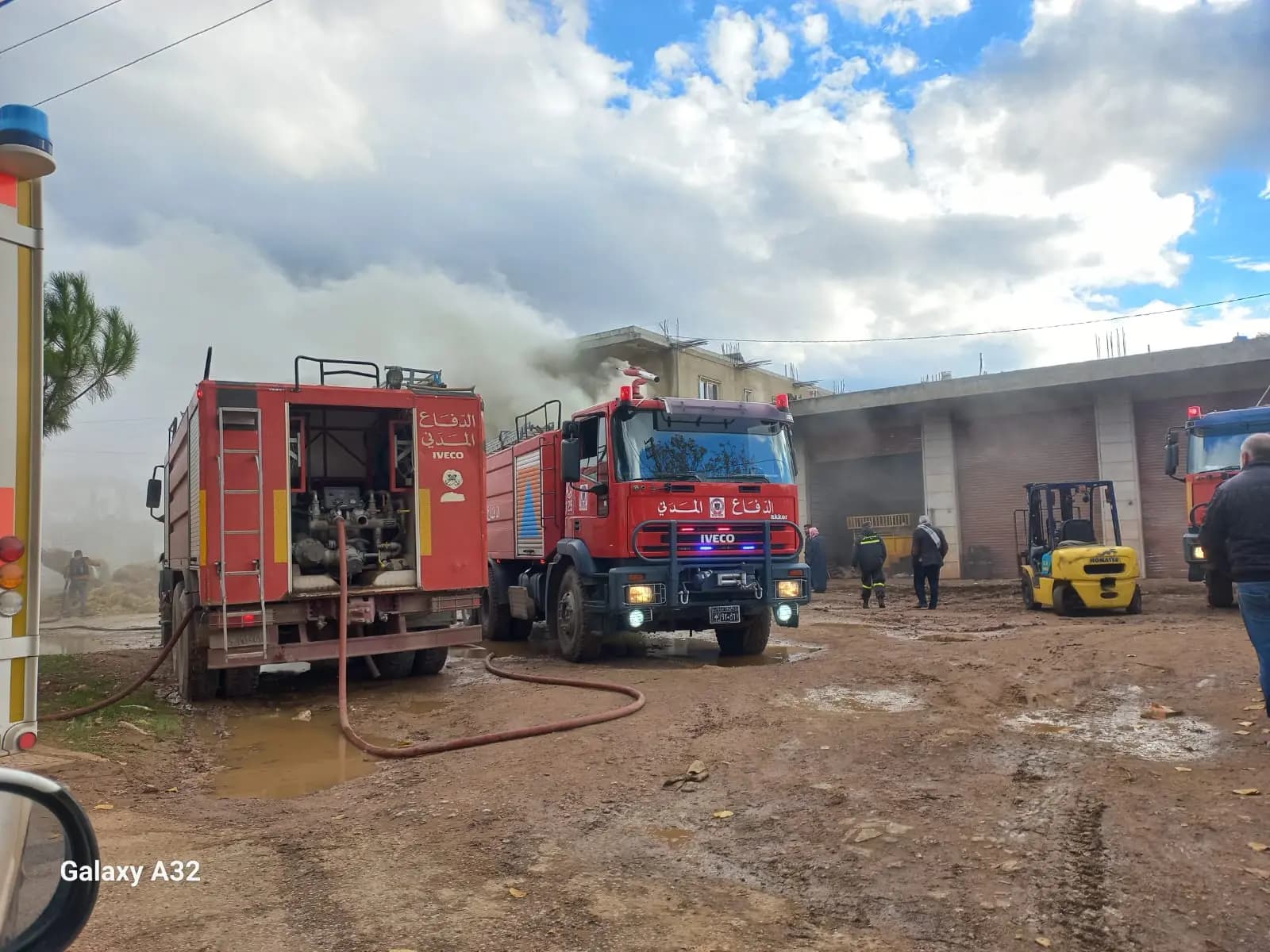 مراسل الأفضل نيوز: حريق داخل مستودعات في بلدة المنصورة والدفاع المدني يعمل على اخماده