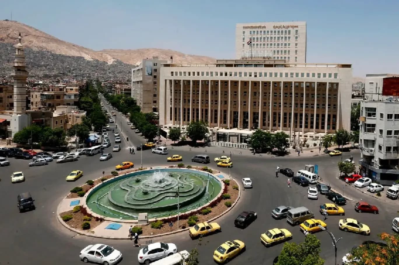 دولة عربية تعيد فتح سفارتها في سوريا قريبًا