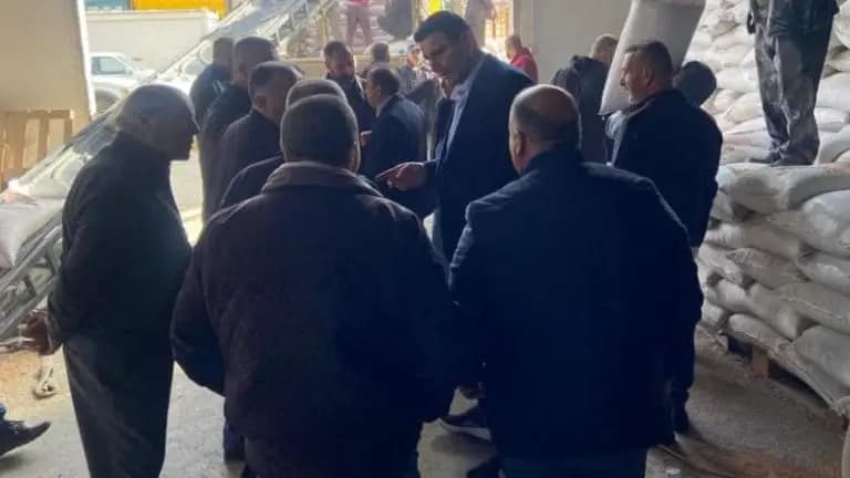 "مشروع وطني بامتياز".. الحاج حسن يوزع بذور القمح الطري على المزارعين