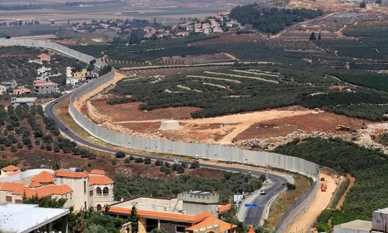 "بالسواتر الترابية".. العدو يقفل طريقًا في الجنوب