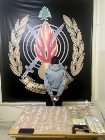 "من جدار حتى الجية".. مُروِّج مخدرات يقع في مصيدة "المعلومات"