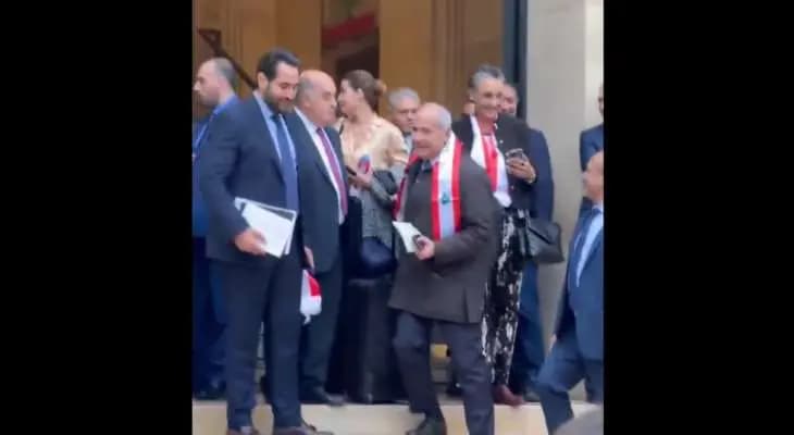 بعد 722 يومًا.. خلف يغادر مع حقائبه