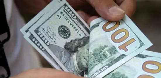 انخفاض طفيف في سعر صرف الدولار في السوق السوداء إلى 30700 ليرة