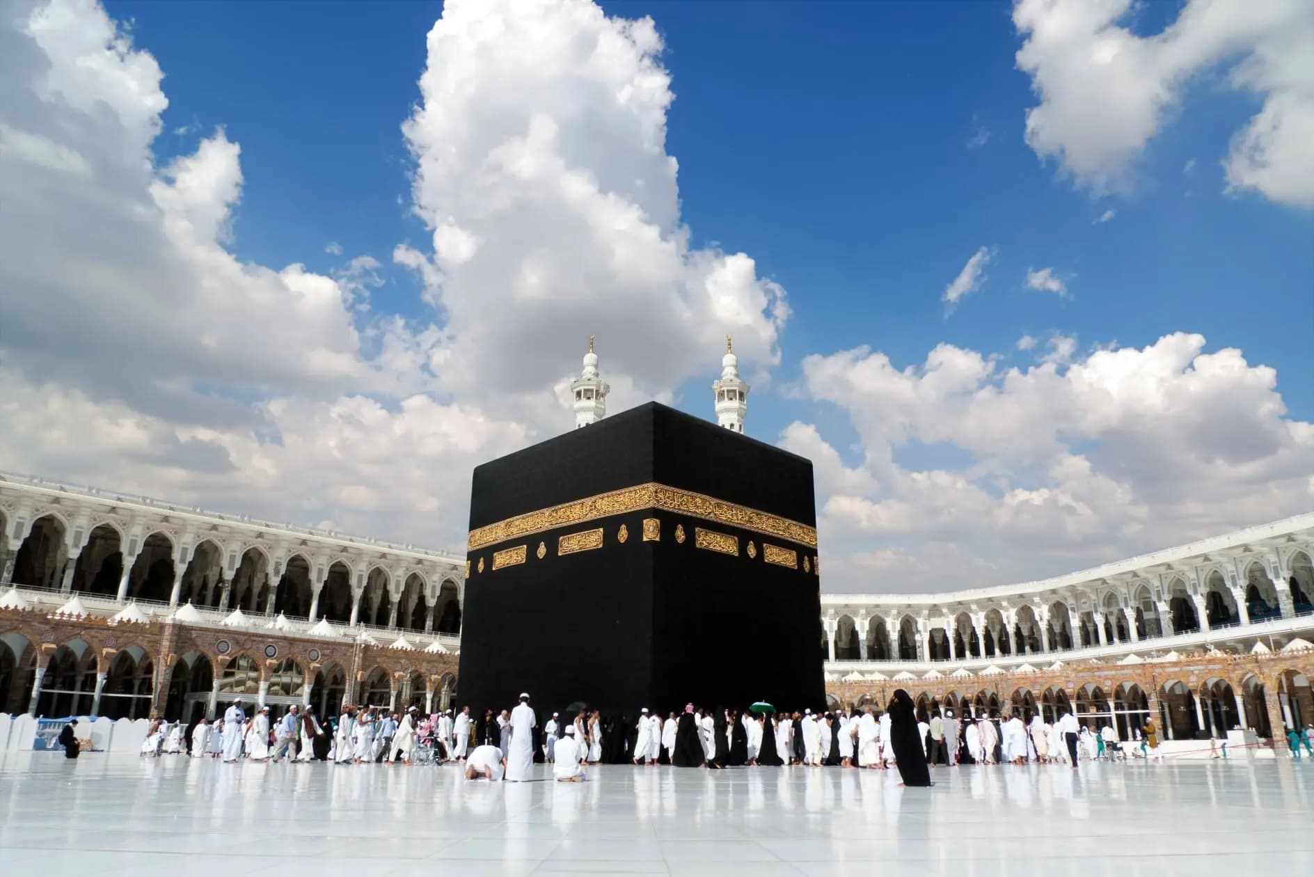 الكعبة تتعطر خمس مرات يوميًا.. وروحانية الحجر الأسود بالعود الفاخر!