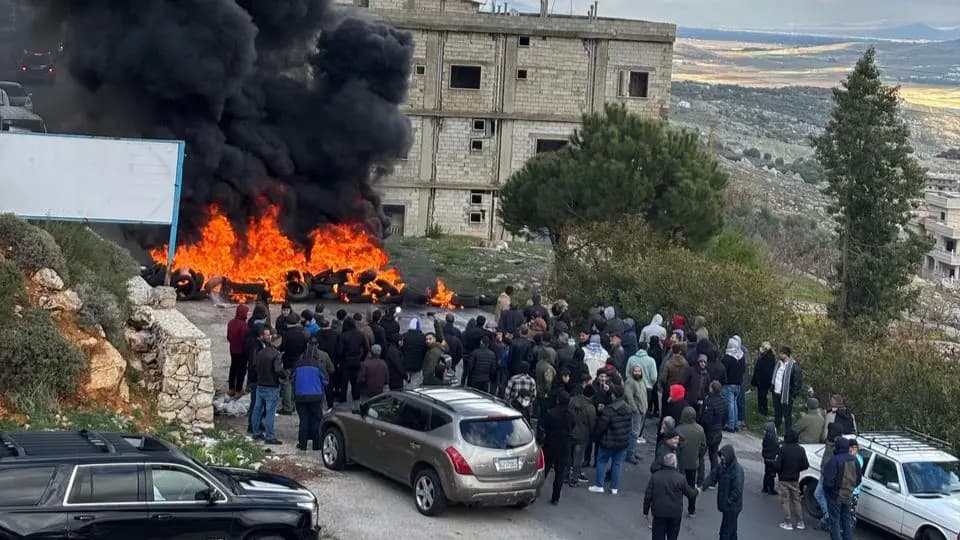 مراسل الأفضل نيوز: محتجون يقطعون طريق مشغرة الشمالي بالإطارات المشتعلة احتجاجًا على انقطاع الكهرباء عن البقاع الغربي
