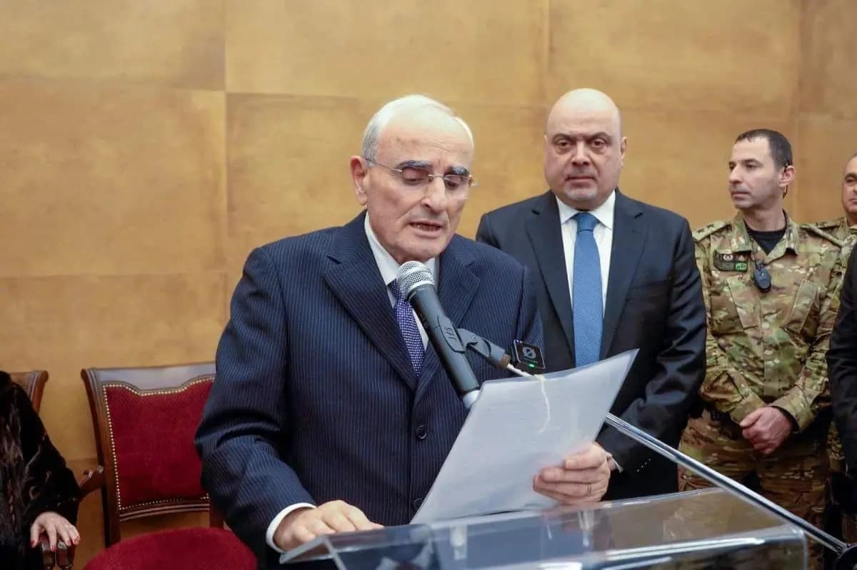 "سنتعامل بحزم معكم".. وزير الدفاع يحذّر