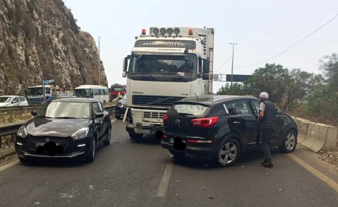 التحكم المروري: تصادم بين مركبتين على اوتوستراد ‎الضبيه قبل نفق نهر الكلب المسلك الشرقي ‎