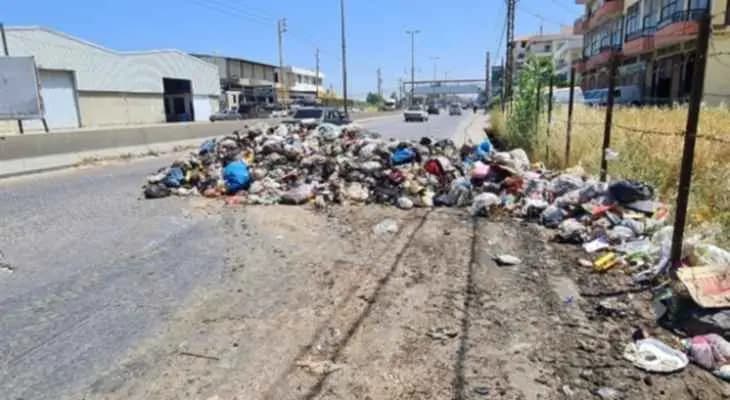 قطع الطريق المؤدية إلى أوتوستراد المنية الدولي بسبب تراكم النفايات
