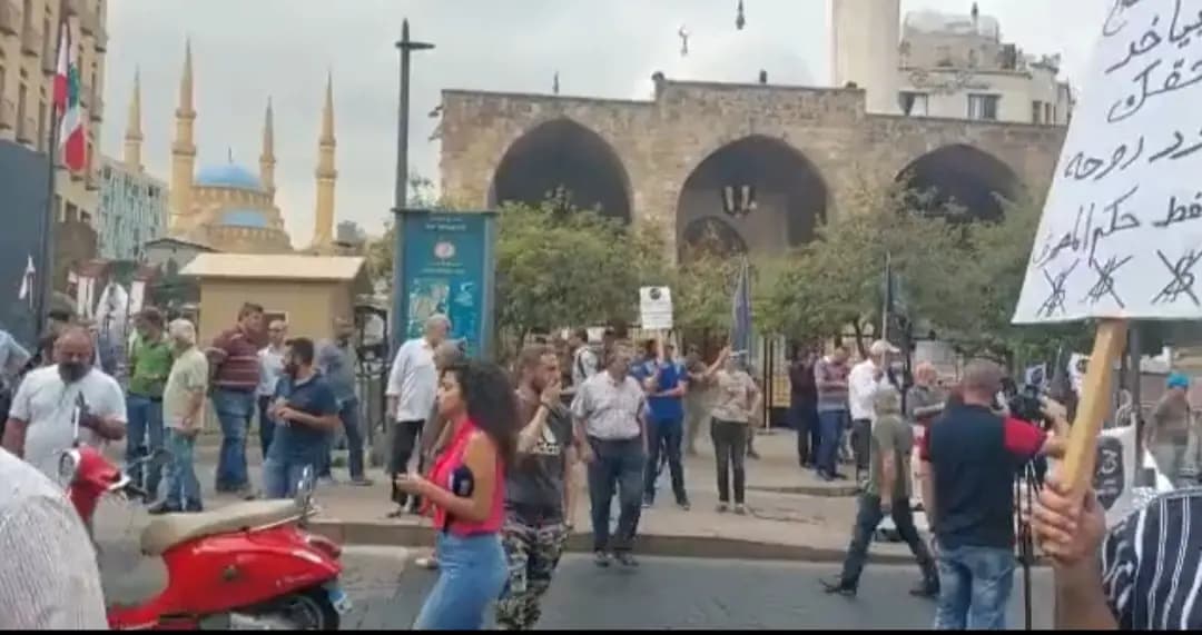 بالصورة- اعتصام أمام مدخل ساحة مجلس النوا ب في ⁧‫بيروت‬⁩، رفضاً لمشروع قانون كابيتال كونترول، الذي تدرسه اللجان النيابية ‏