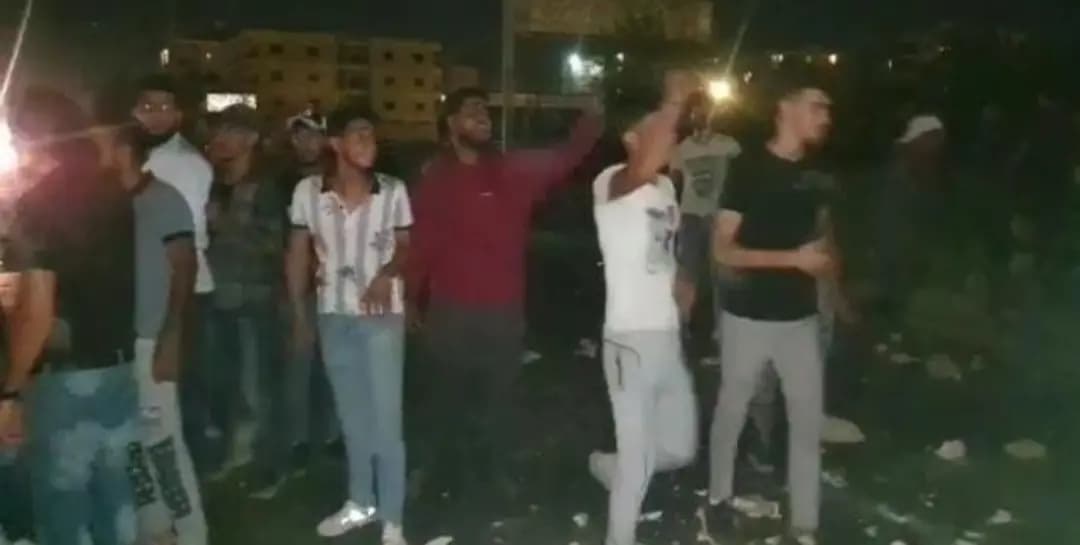 الجيش يفتح طريق سعدنايل زحلة الآن وعدد من الشبان لا يزالون متجمعين امام شركة كهرباء زحلة