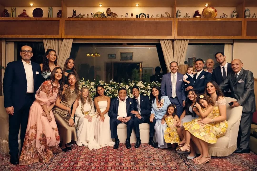 لحظة عائلية تُعيد عادل إمام للأضواء!