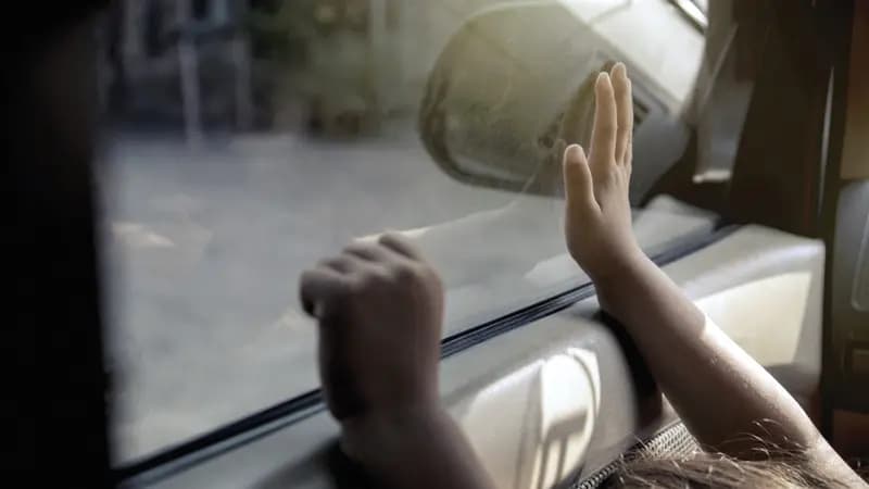 طفل يموت بالحر.. ووالدته عند طبيبة الفيلر