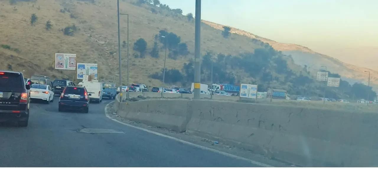 مراسلة الأفضل نيوز: زحمة سير خانقة والسير شبه متوقف على طريق ضهر البيدر بدءًا من حاجز قوى الأمن الداخلي نزولا باتجاه شتورا