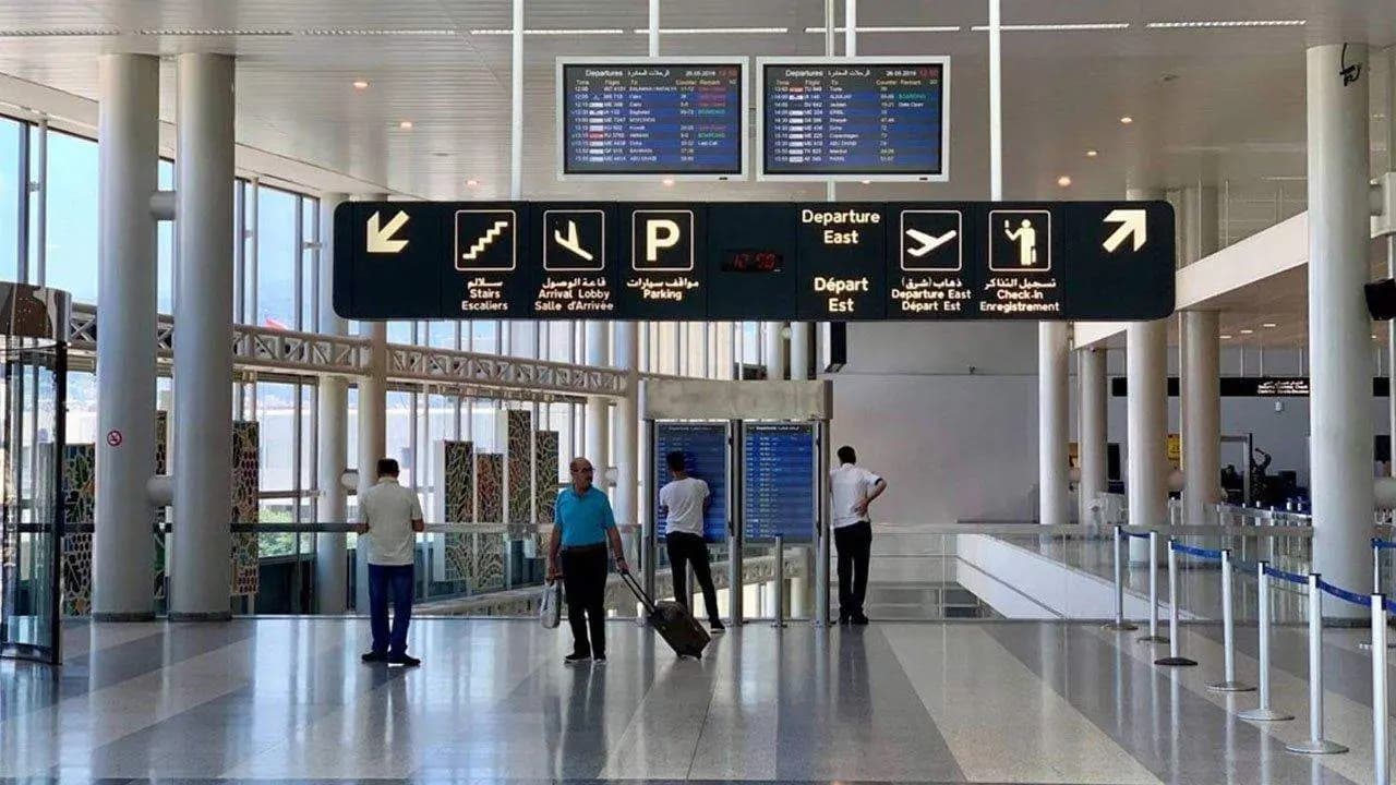 داخل السّروال.. إحباط تهريب 40 ألف دولار مزيّف!