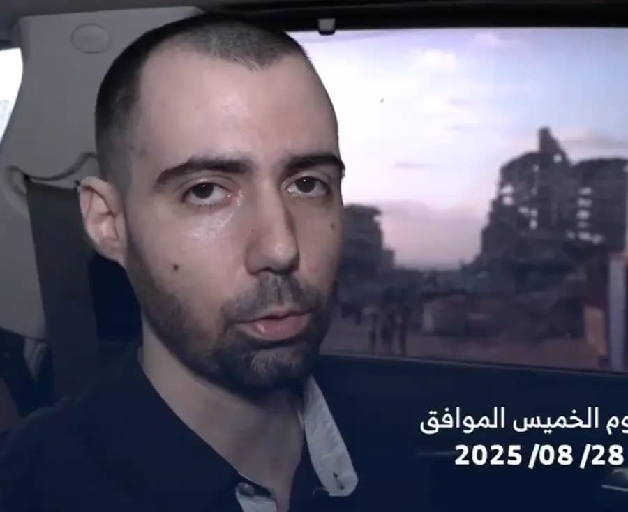 "نحن أسرى حكومتنا".. "القسـ.ـام" تنشر فيديو لأسيرين إسرائيليين من غزة