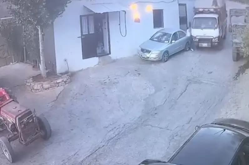 بيكاب يصدم فتاة في بلدة المنارة وحالتها حرجة