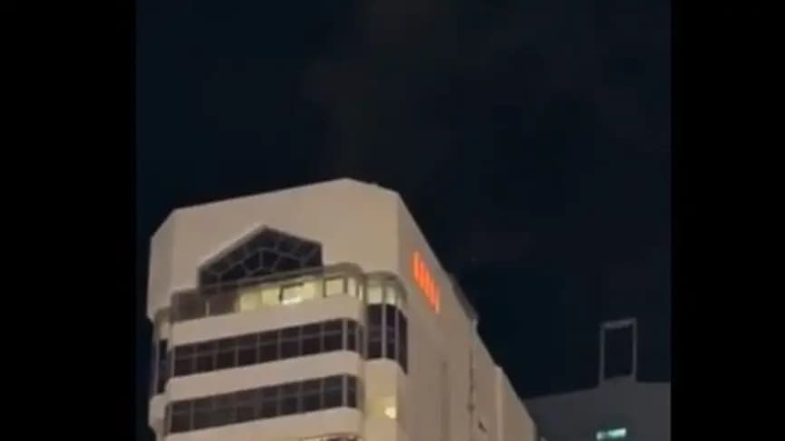 وكالة الأنباء الإماراتية: فرق هيئة #أبو_ظبي للدفاع المدني تسيطر على حريق ناتج عن أسطوانة غاز في بناية بشارع حمدان بأبوظبي
