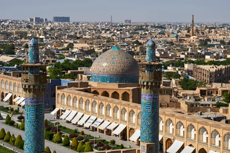 إنذار عاجل لسكان أصفهان: ابتعدوا عن المجمع الصناعي فورًا