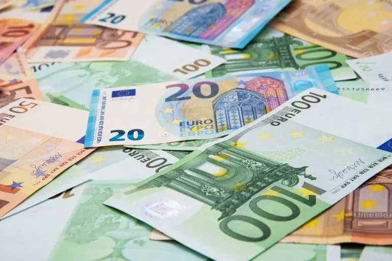انهيار العملة الأوروبية اليورو في مداولات بورصة موسكو للعملات الصعبة مقابل الروبل حيث انخفضت قيمته إلى 52,5 روبل